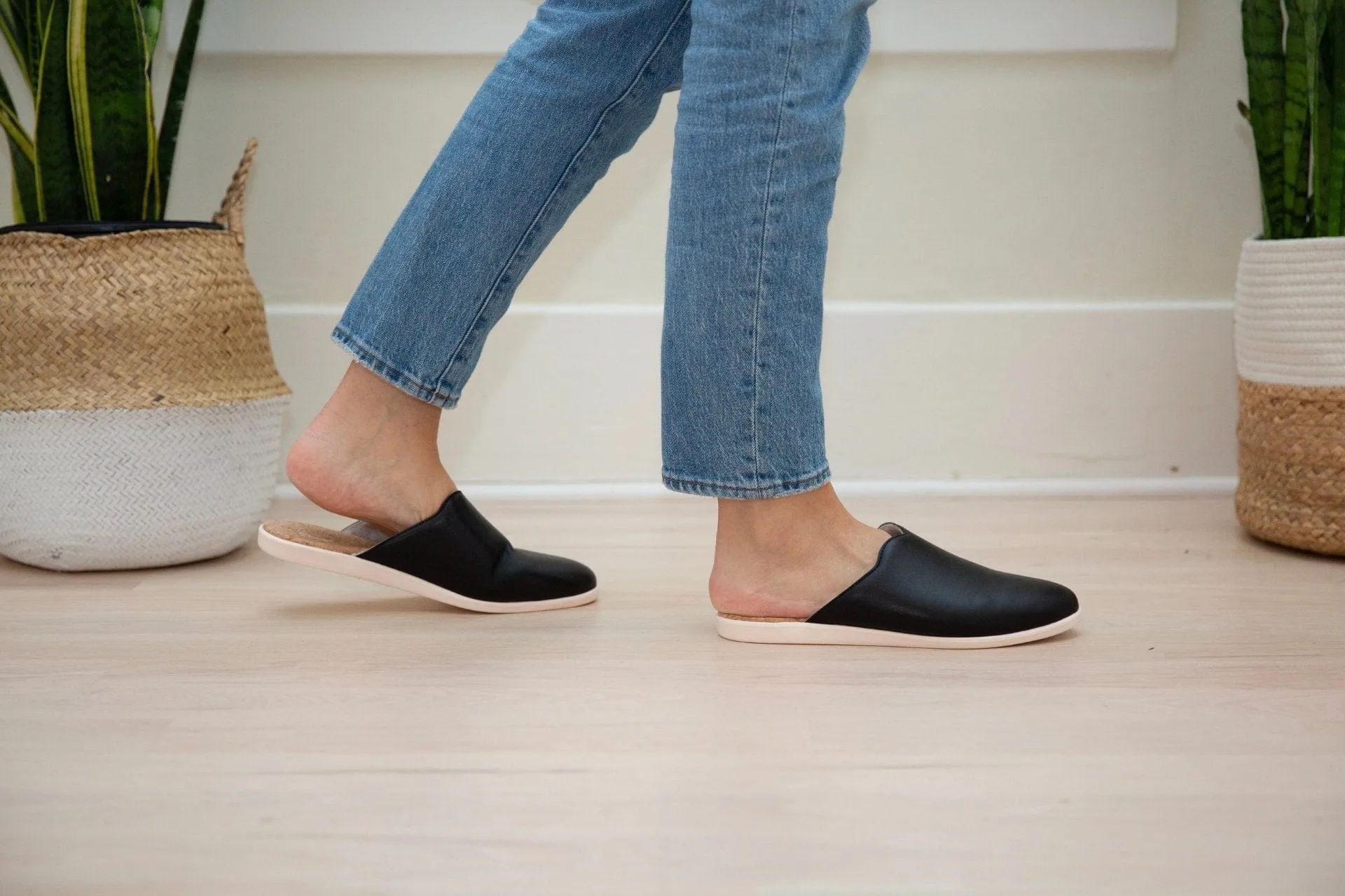 Apple Leather Vegan House Mules | Noir