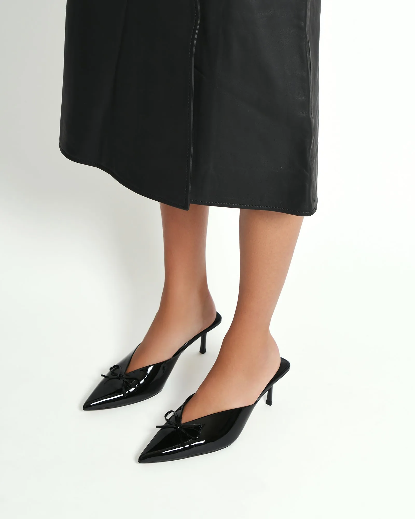 BETSY TALONS MOYENS NOIR VERNIS FROISSÉ