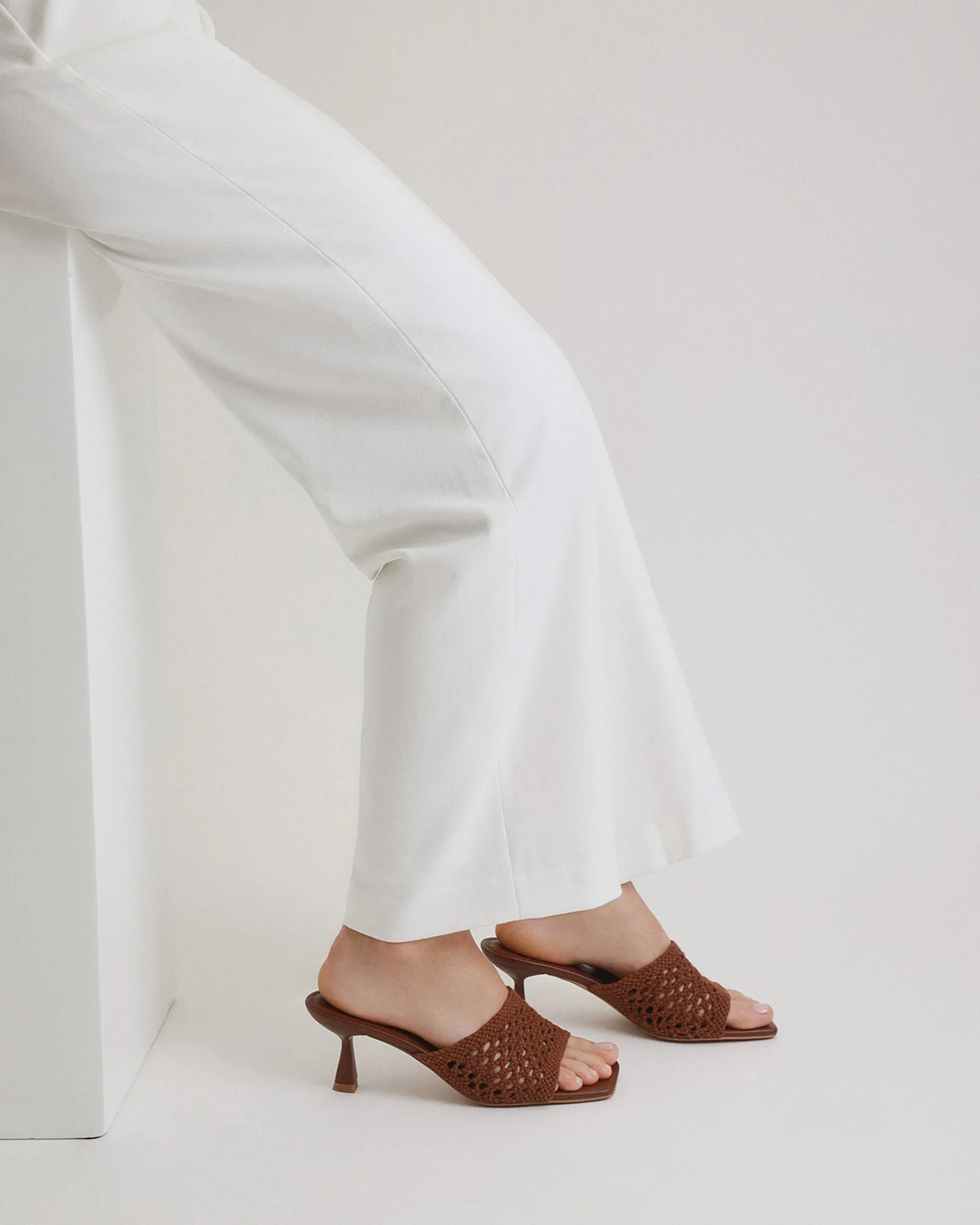 SANDALES JORDYN À TALON MOYEN EN TEXTILE COGNAC