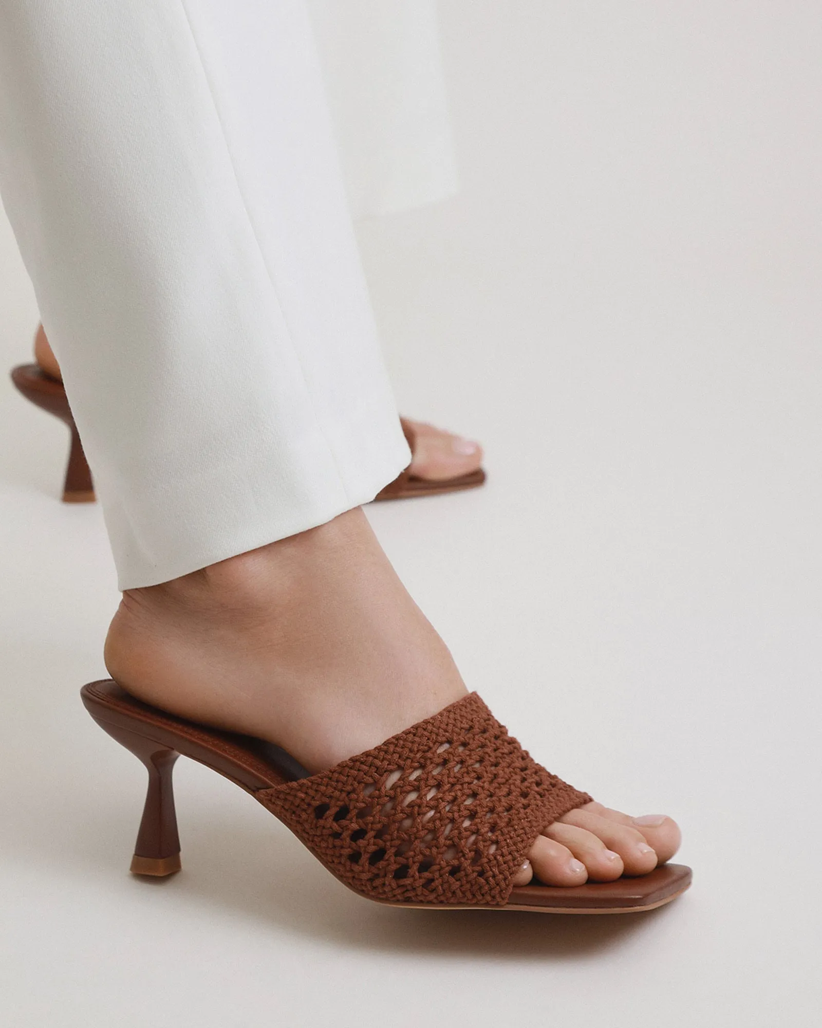 SANDALES JORDYN À TALON MOYEN EN TEXTILE COGNAC