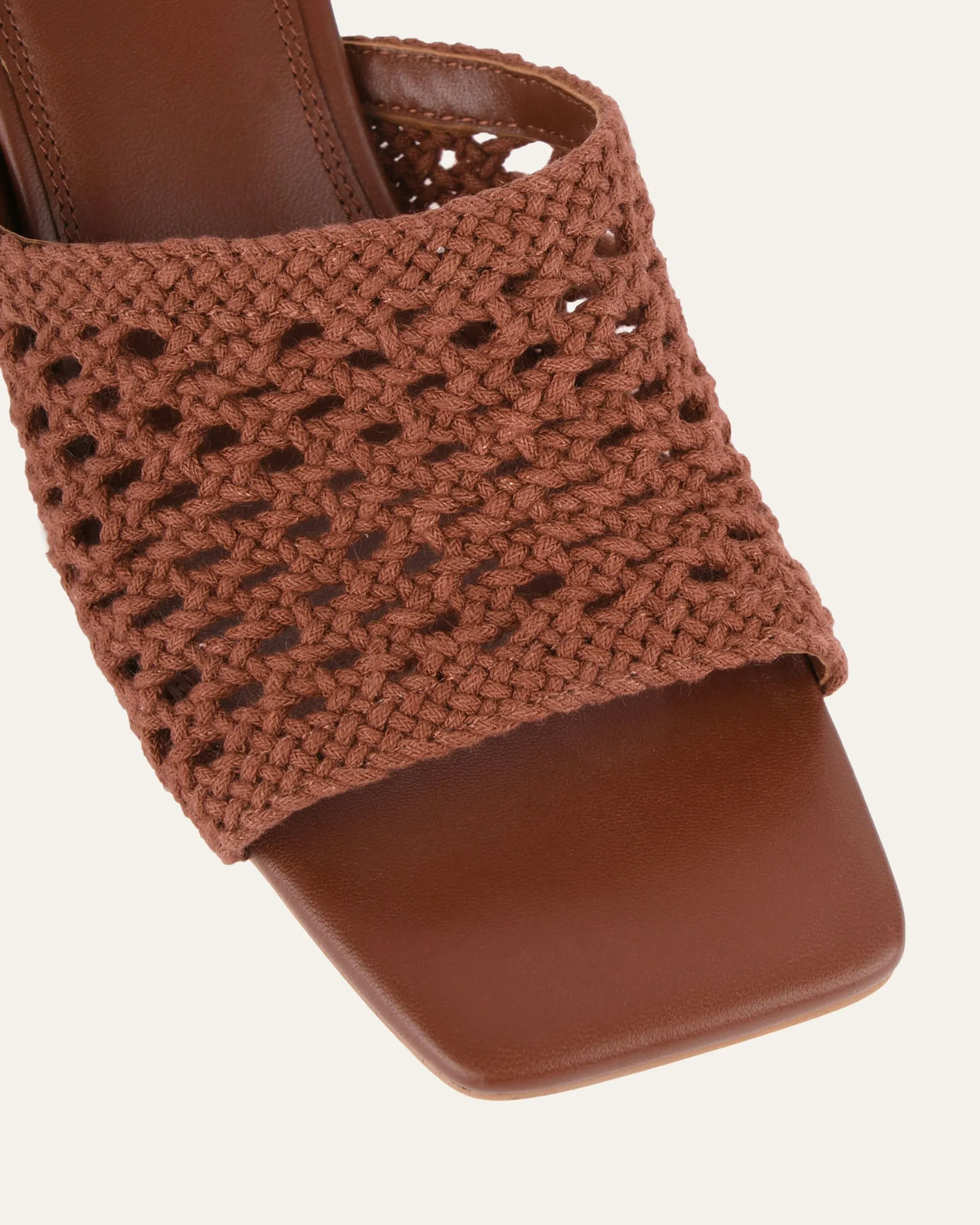 SANDALES JORDYN À TALON MOYEN EN TEXTILE COGNAC