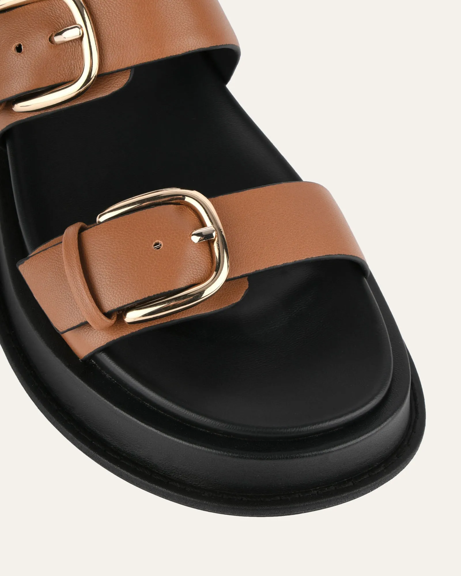 SANDALES PLATES MABEL EN CUIR BRUN FONCÉ