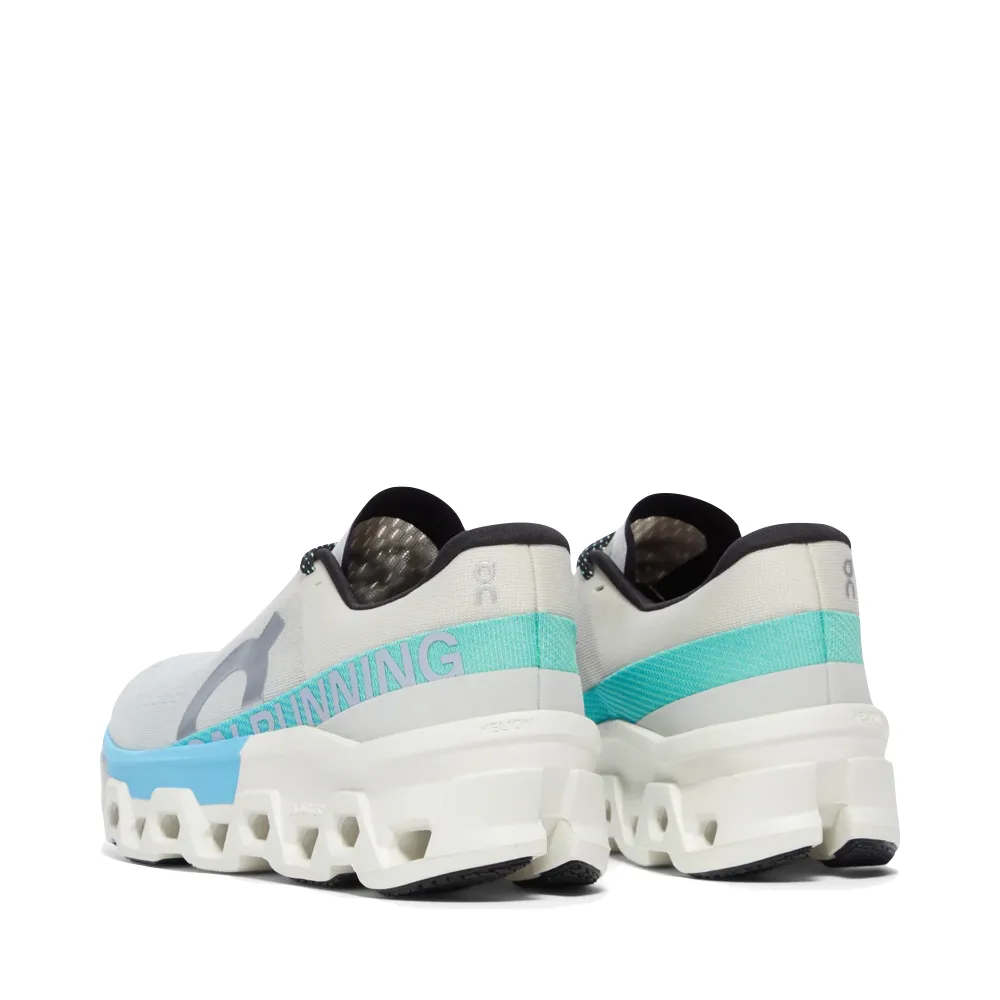 Sur la basket Women's Cloudmonster 2 en crème/bleu horizon