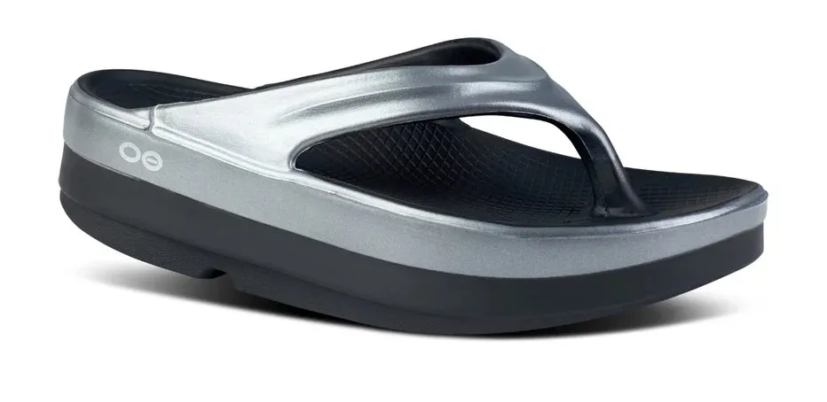 OOFOS OOMEGA LUXE SANDALE SUPERPOSÉE - ÉTAIN