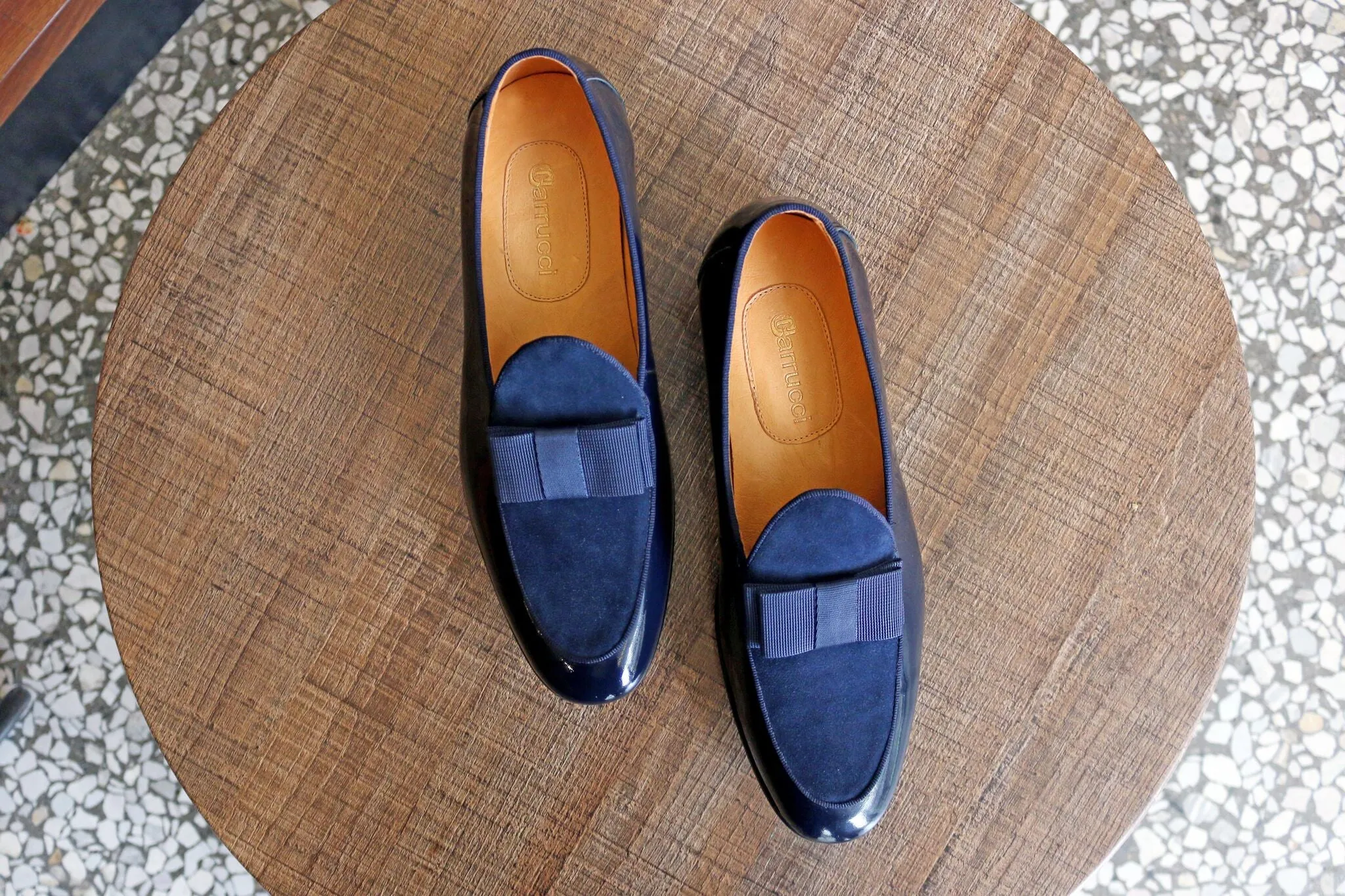 Mocassin à enfiler en cuir verni et daim bleu