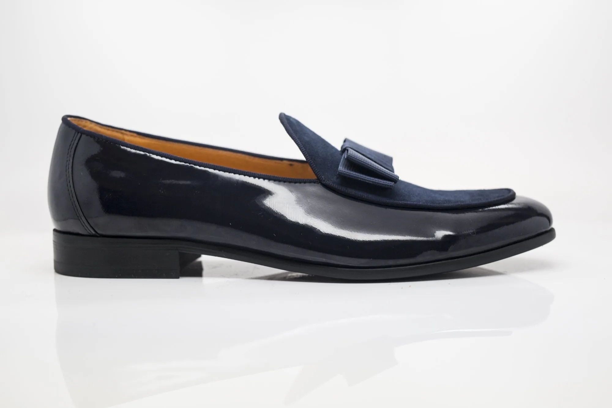 Mocassin à enfiler en cuir verni et daim bleu