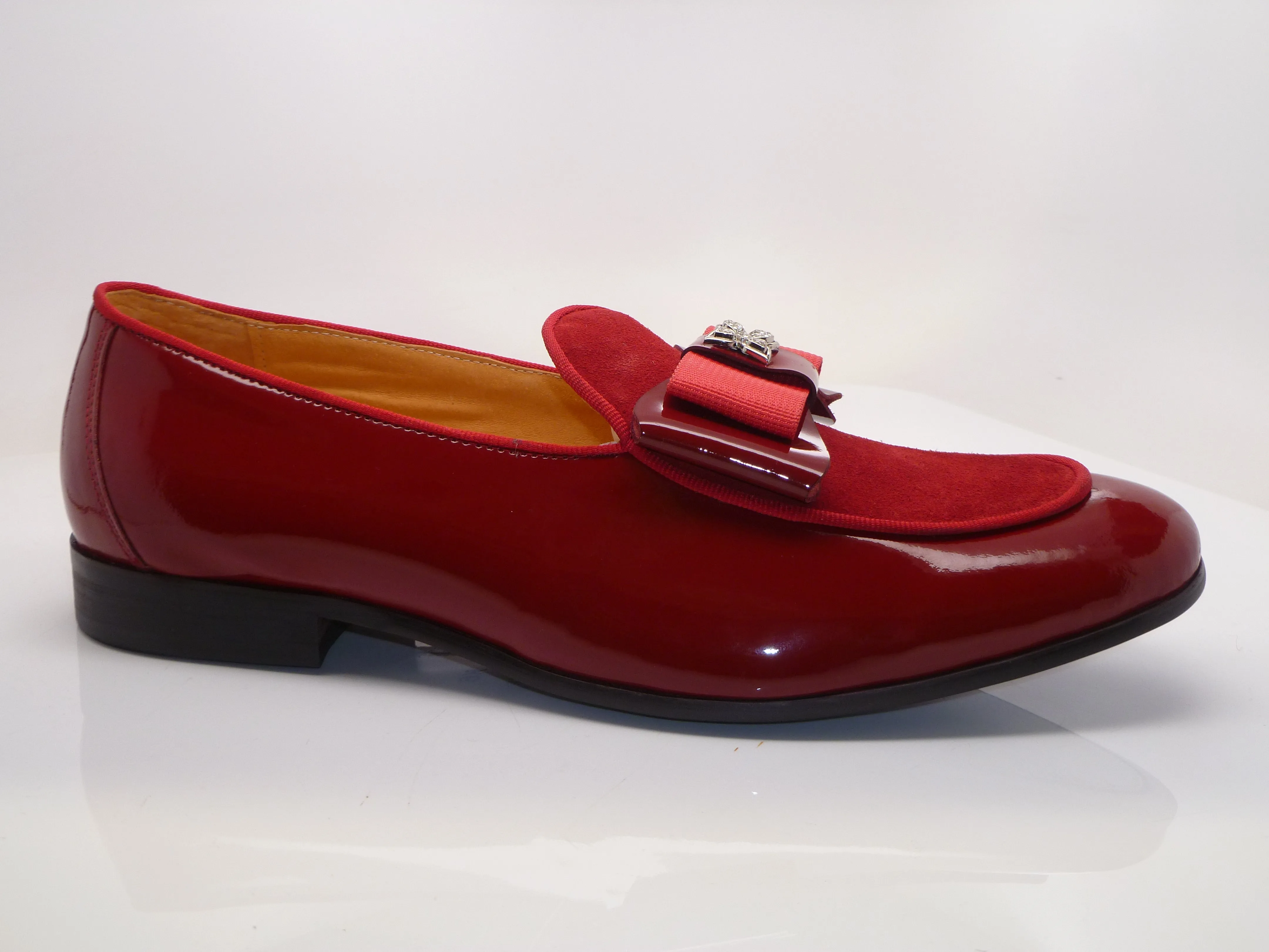 Mocassin à enfiler en cuir verni et daim rouge