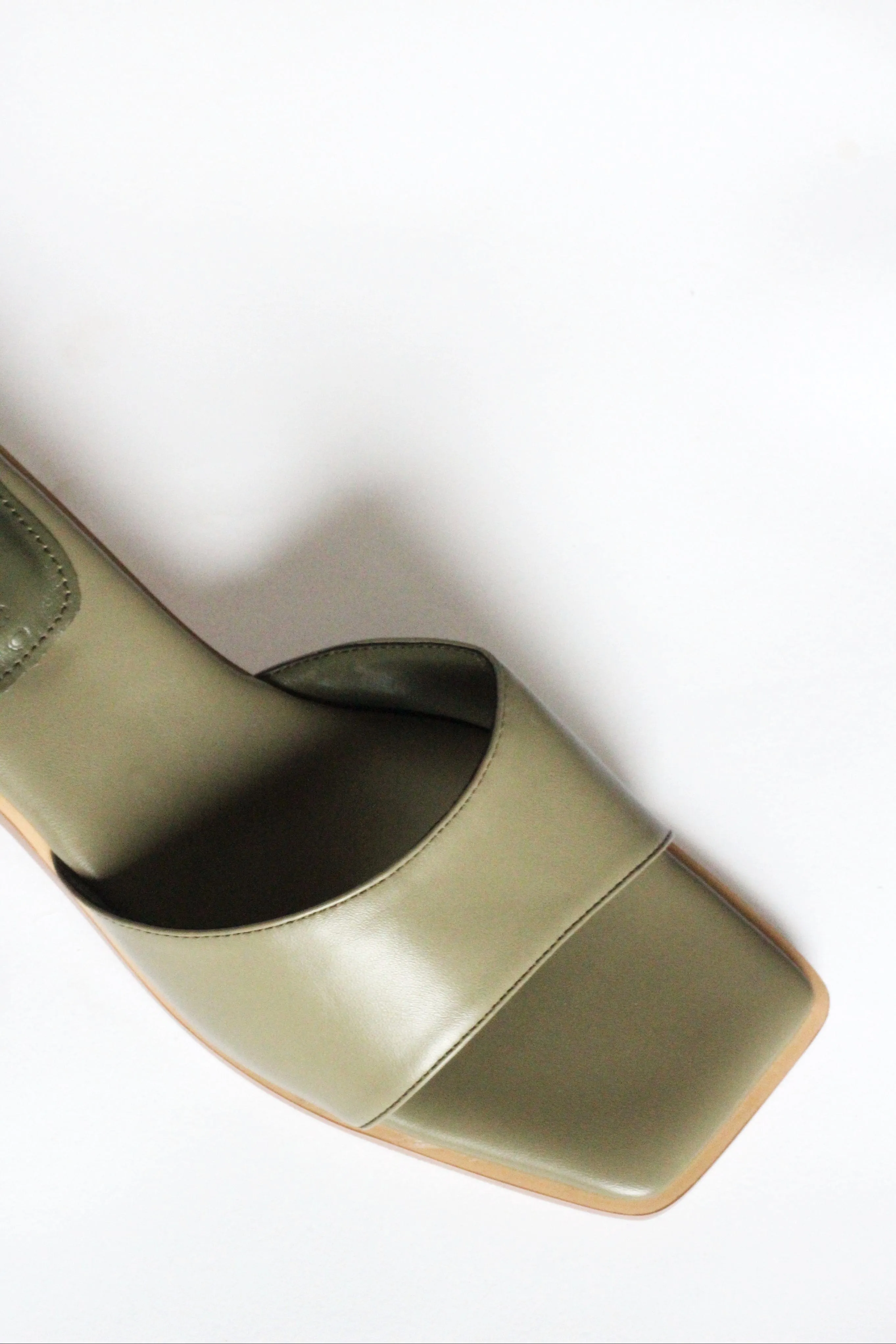 Mules à talon bloc en simili-cuir vegan recyclé Pia | Vert olive