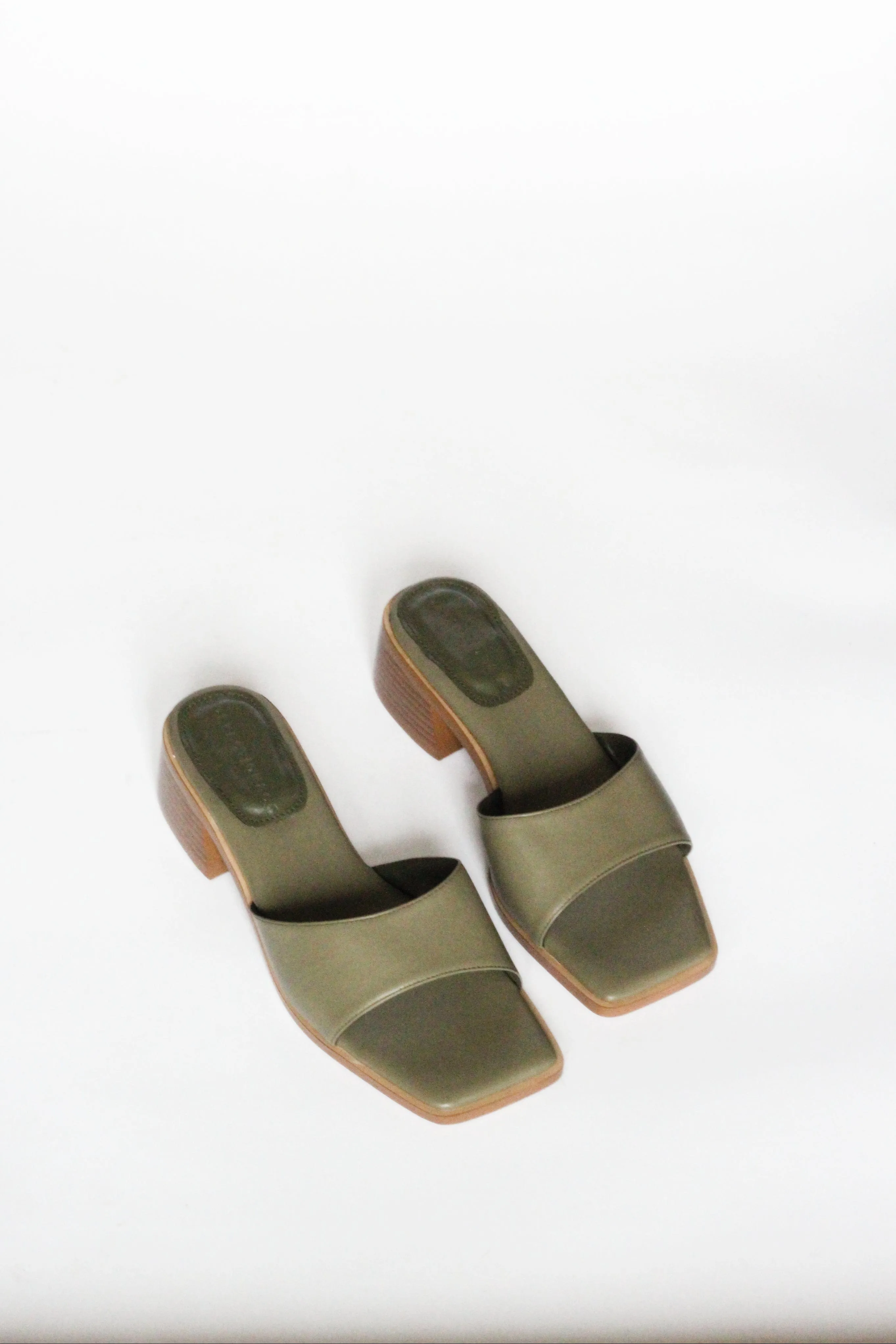 Mules à talon bloc en simili-cuir vegan recyclé Pia | Vert olive
