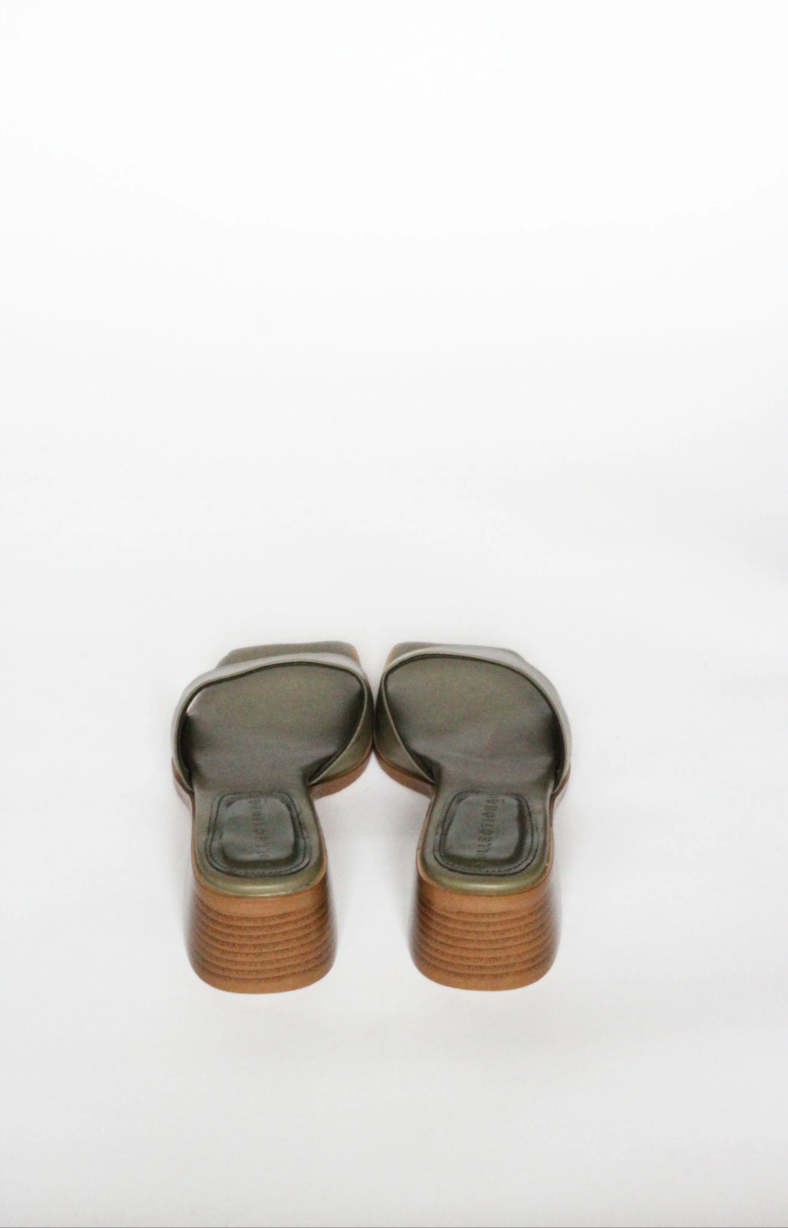 Mules à talon bloc en simili-cuir vegan recyclé Pia | Vert olive