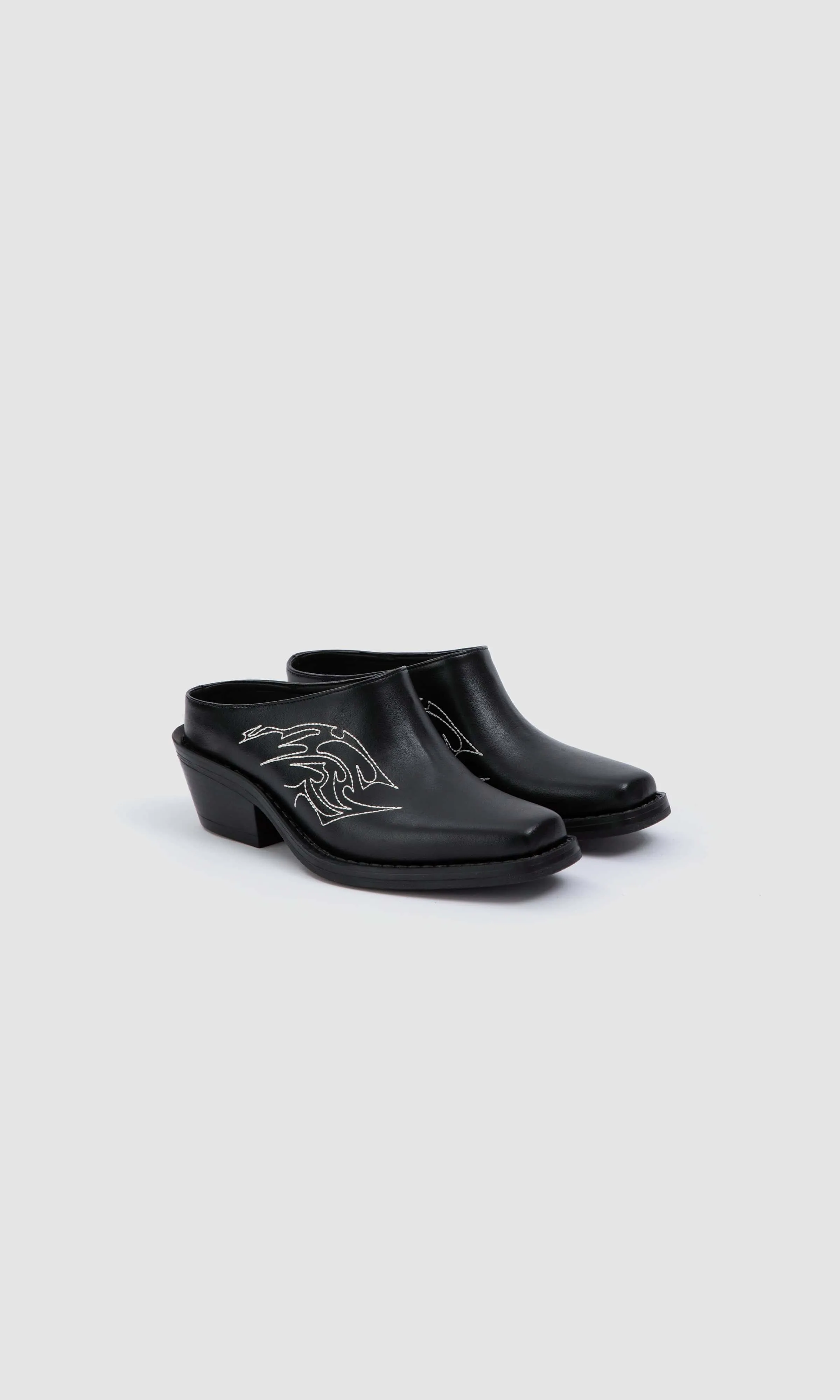 Mules occidentales en similicuir de pomme Regan Vegan | Noir