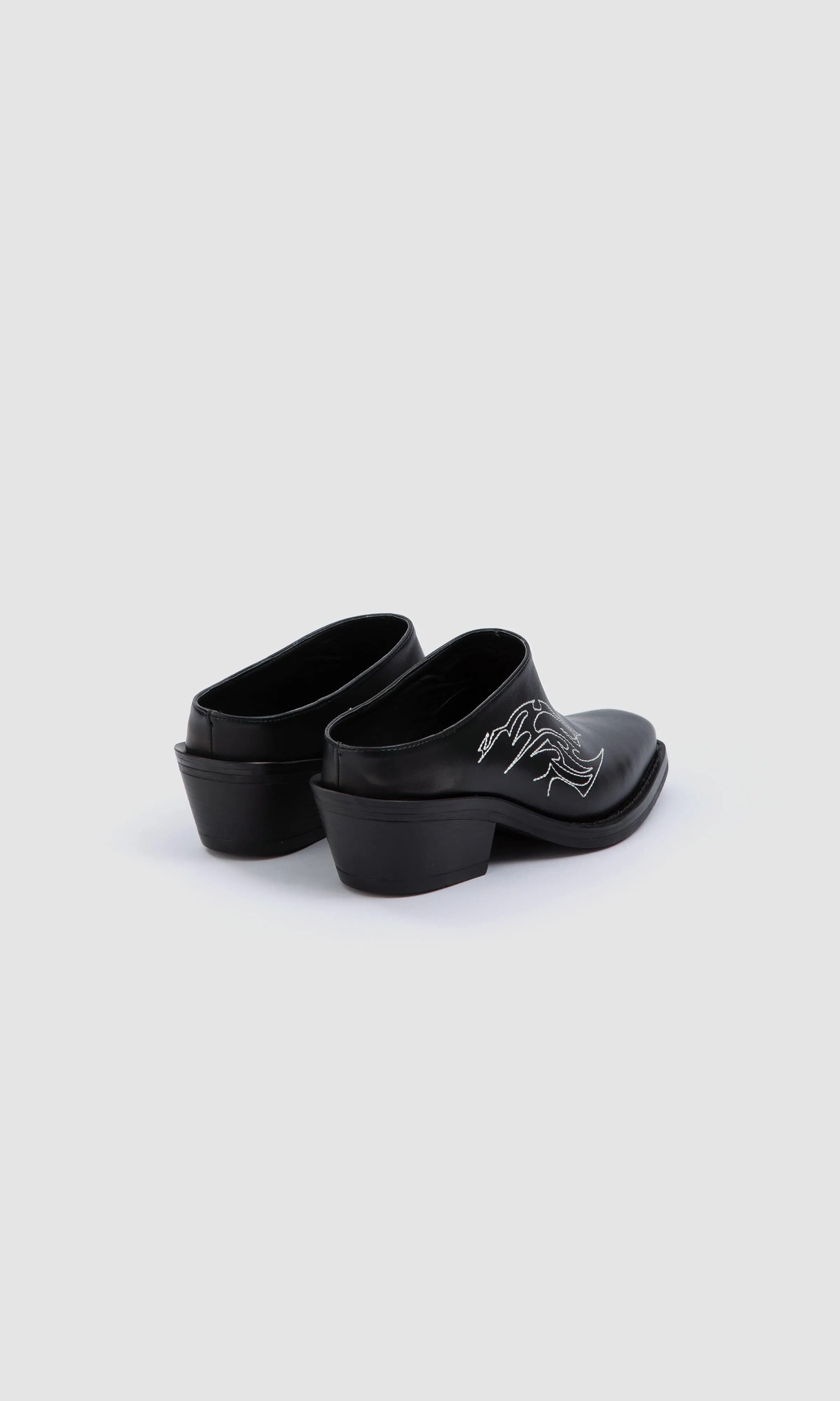 Mules occidentales en similicuir de pomme Regan Vegan | Noir
