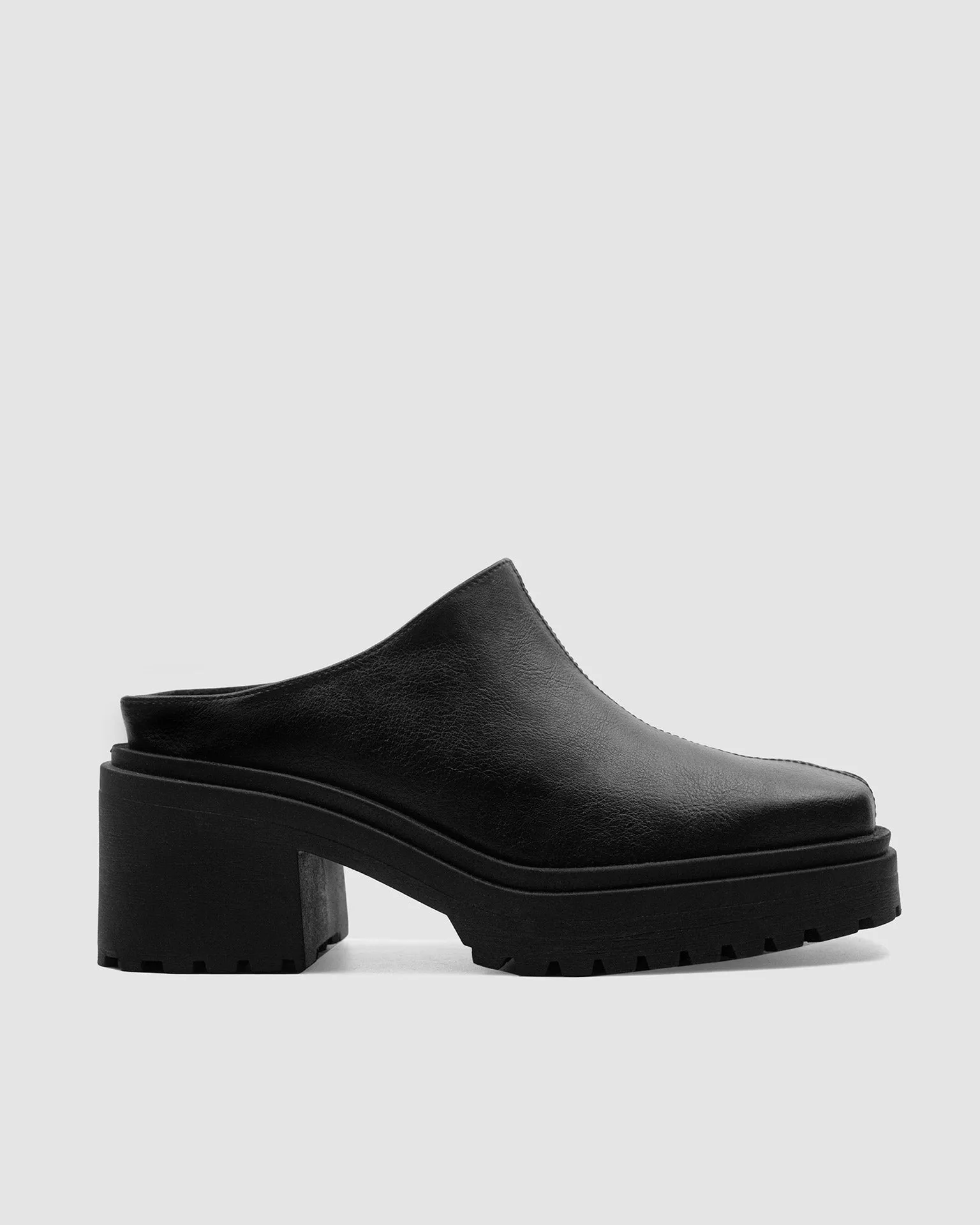 Mules en simili cuir de raisin Vegea carrées | Noir