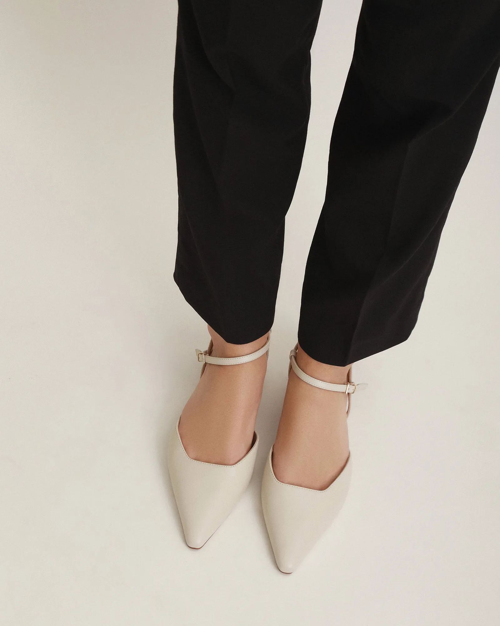VIRGINIE ESCARPINS PLATS EN CUIR BLANC CASSÉ