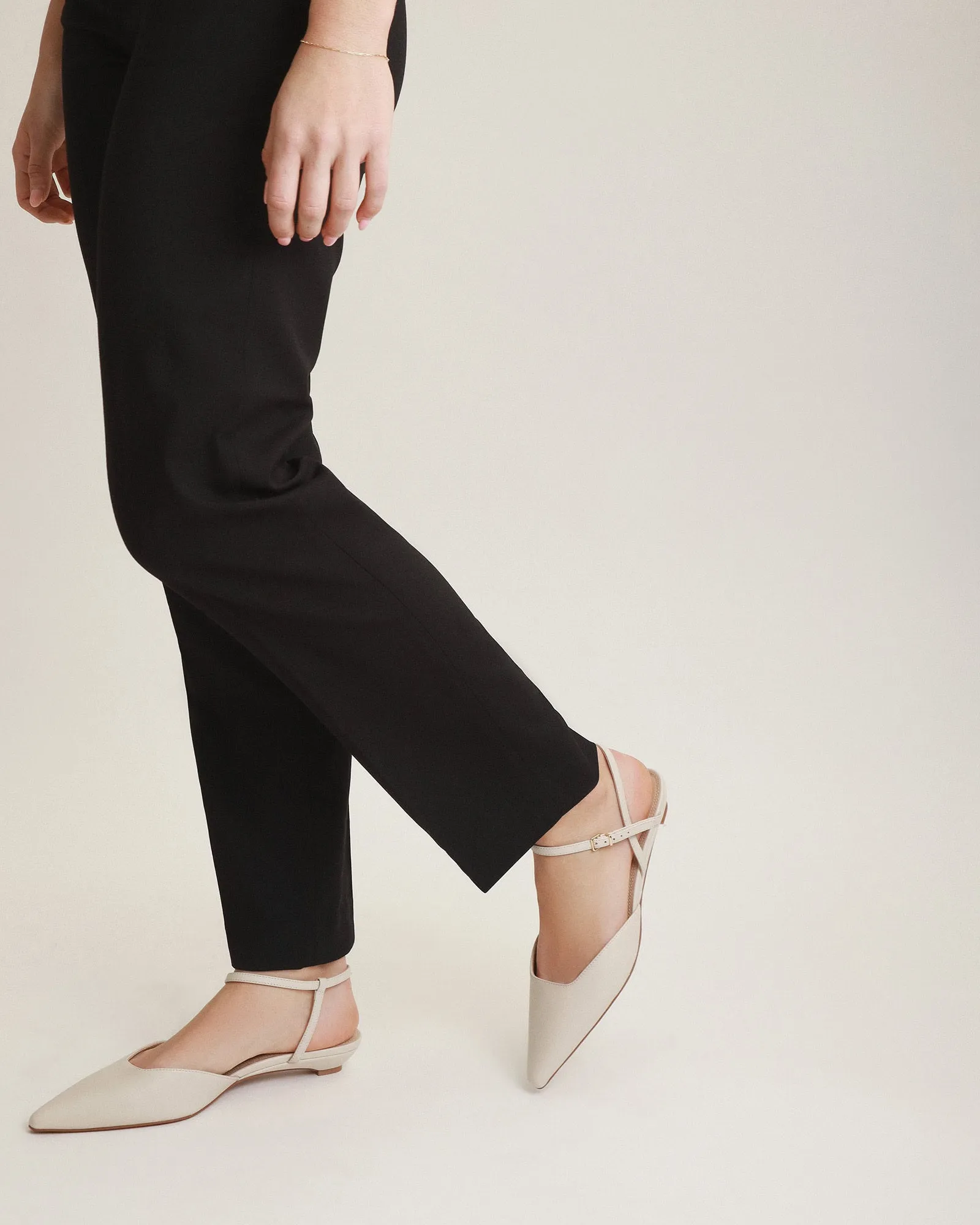 VIRGINIE ESCARPINS PLATS EN CUIR BLANC CASSÉ