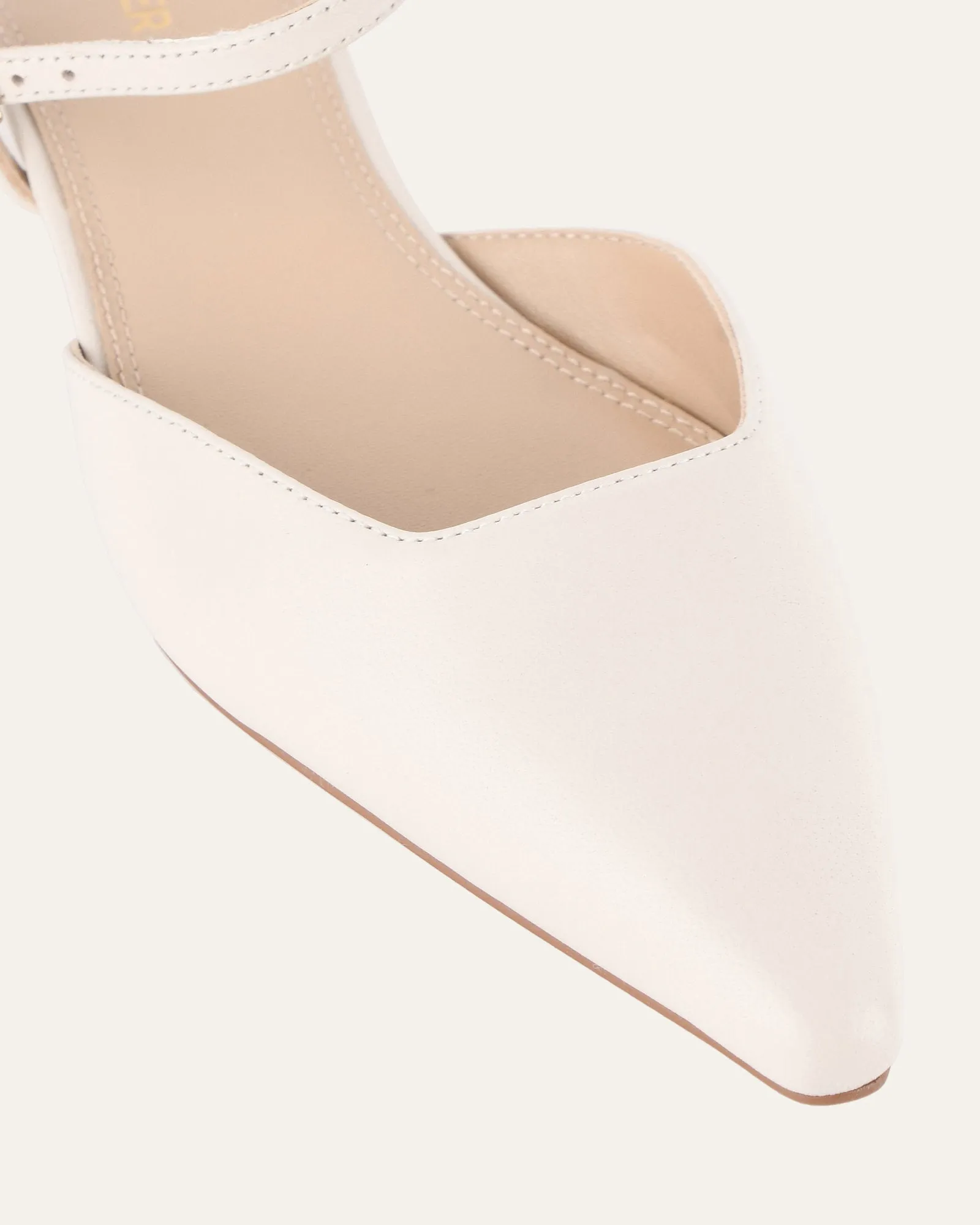 VIRGINIE ESCARPINS PLATS EN CUIR BLANC CASSÉ